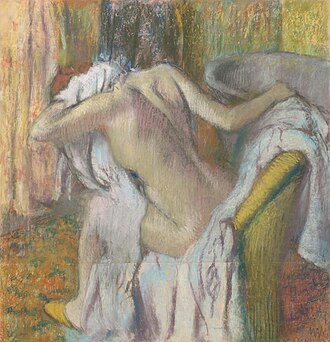 Après le bain, femme s'essuyant
